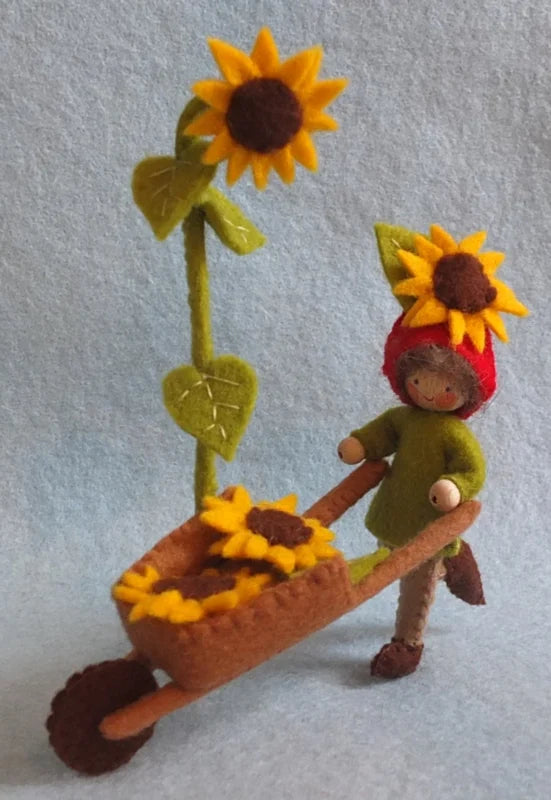 Kabouter met kruiwagen en zonnebloemen