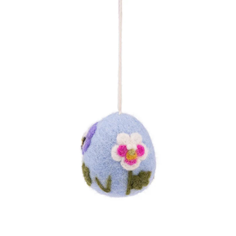 Hanger ei lichtblauw met bloemetjes