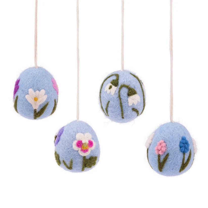 Hanger ei lichtblauw met bloemetjes