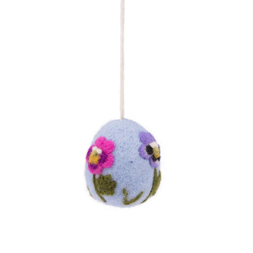 Hanger ei lichtblauw met bloemetjes