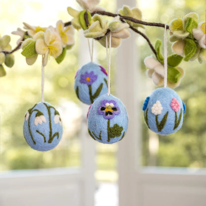 Hanger ei lichtblauw met bloemetjes