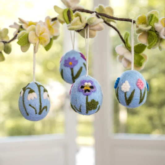 Hanger ei lichtblauw met bloemetjes