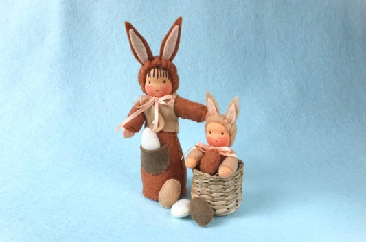 Paashaas met hazenkindje in een mand