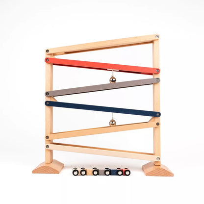 Houten autobaan met bel