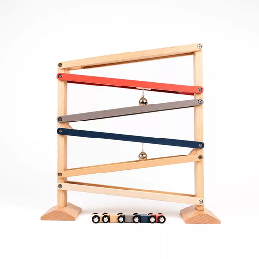 Houten autobaan met bel