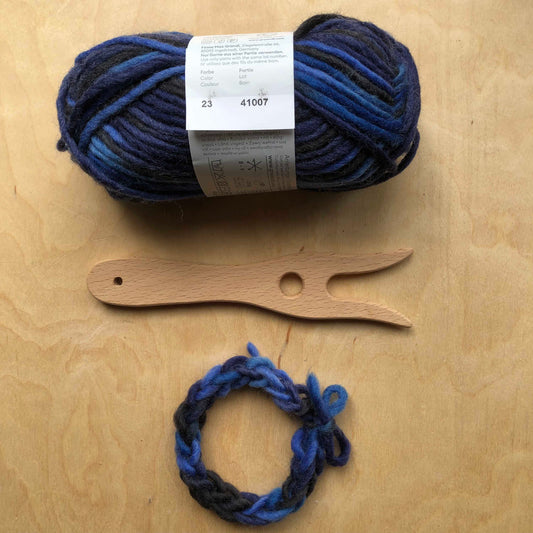 Breivork met wol donkerblauw
