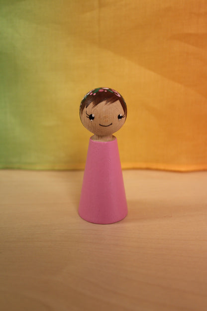 Pegdoll bloemenkindje lichtroze met bruine haren