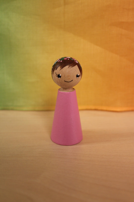 Pegdoll bloemenkindje lichtroze met bruine haren