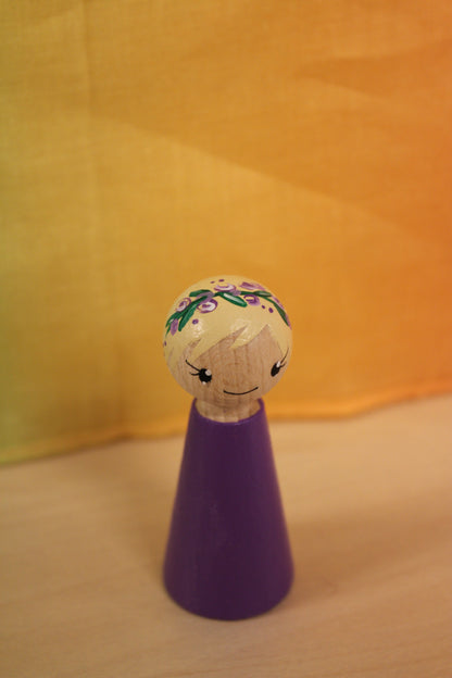 Pegdoll bloemenkindje paars met blonde haren