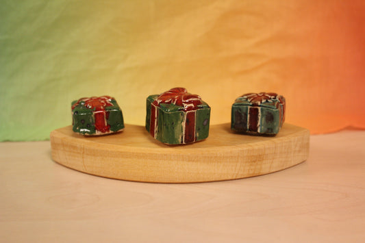 Keramiek steker cadeautje donker groen