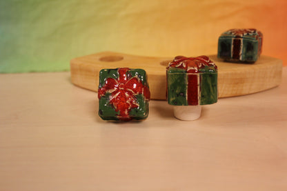 Keramiek steker cadeautje donker groen
