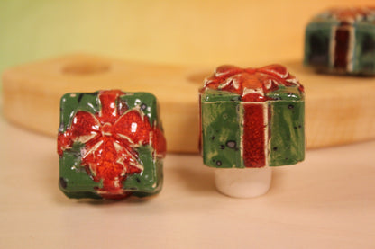 Keramiek steker cadeautje donker groen