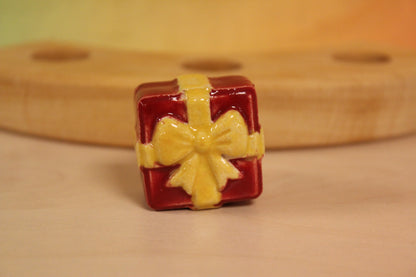 Keramiek steker cadeautje rood