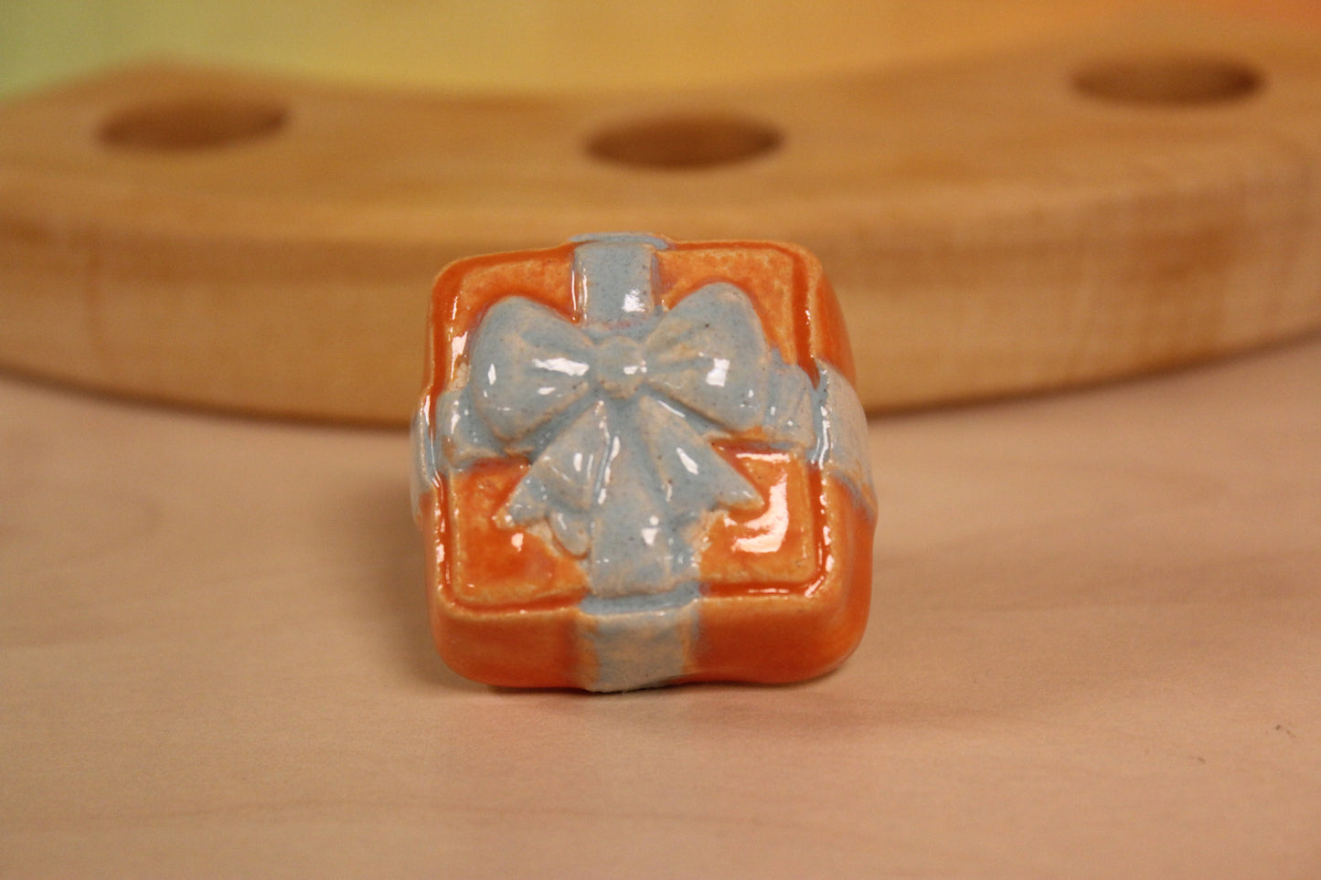 Keramiek steker cadeautje oranje