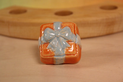 Keramiek steker cadeautje oranje