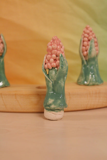 Keramiek steker roze druifje