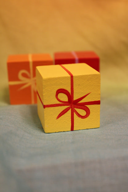 Houten cadeautje geel