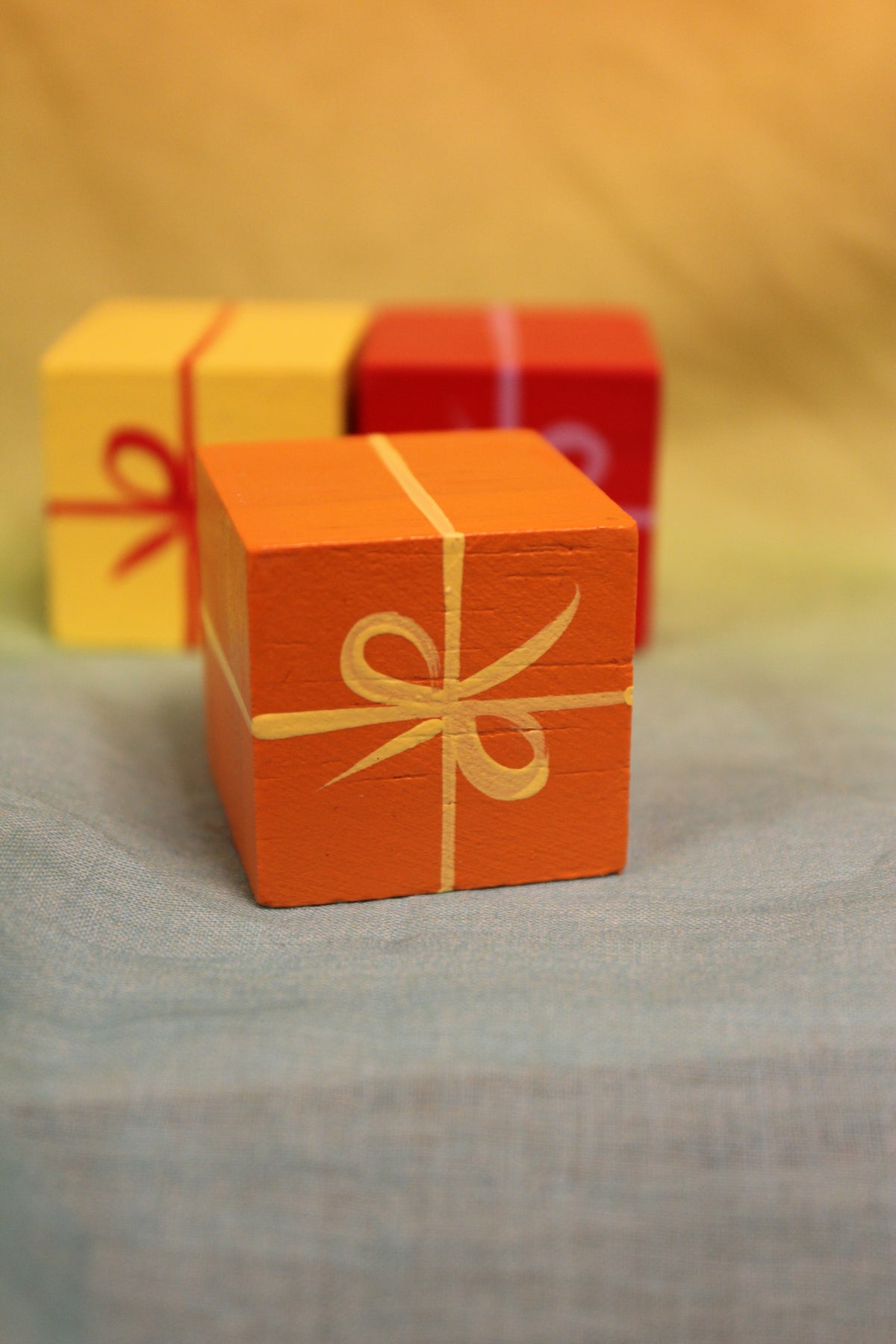 Houten cadeautje oranje