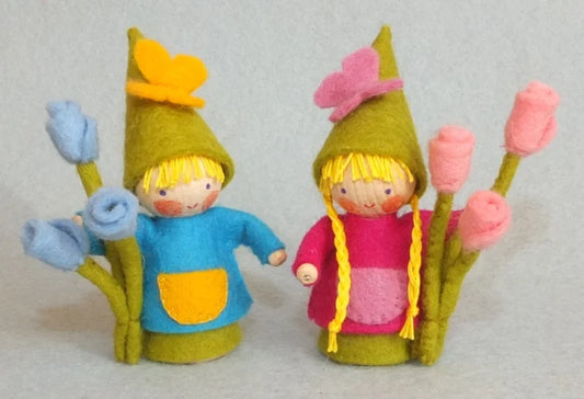 Twee kleine kaboutertjes in de zomer