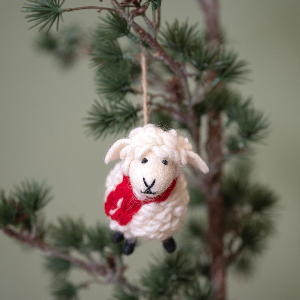 Hanger schaap met rode sjaal