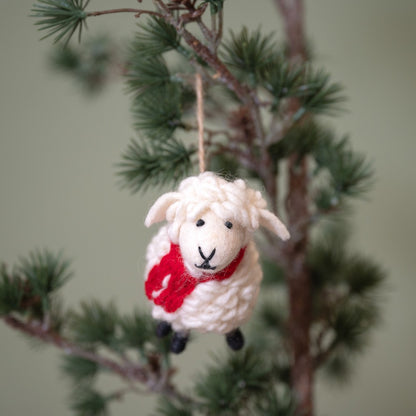 Hanger schaap met rode sjaal